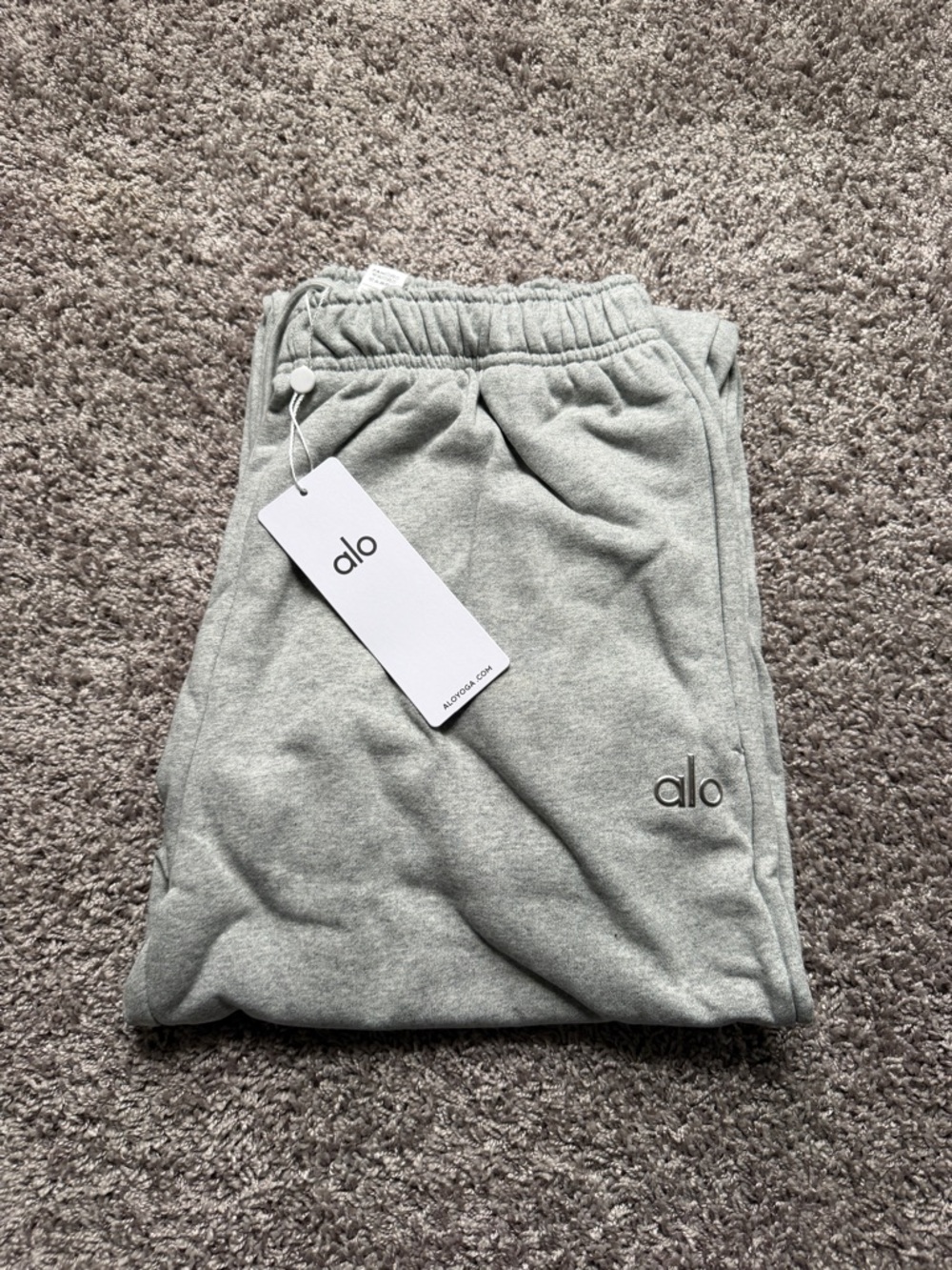 Alo Yoga Sweatpants – Grey
Size Large - Picture 5 of 6